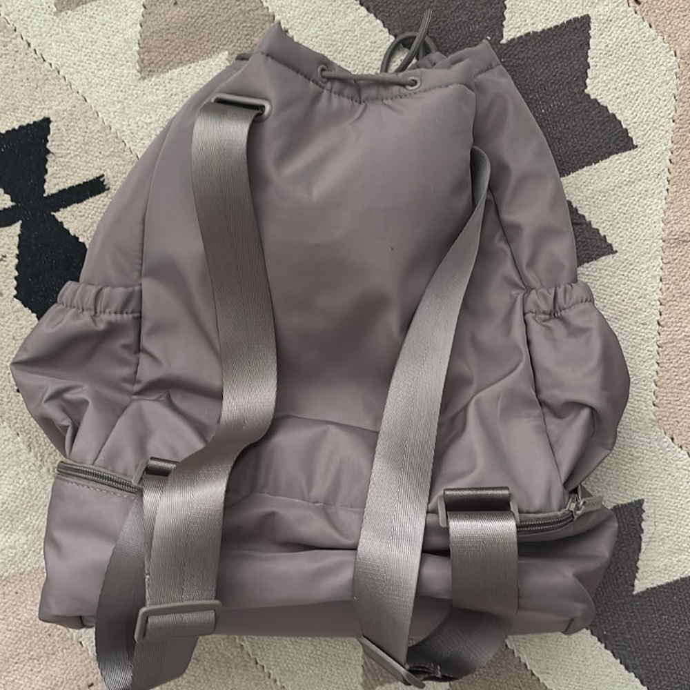 Beyond Yoga Gray Drawstring Bag - Picture 2 of 7